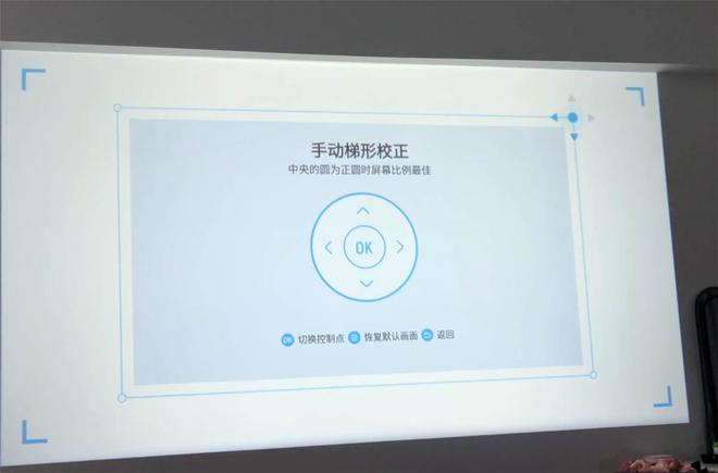 云台投影仪卧室再也不要装电视九游会j9登录小巧不占地方的(图2)